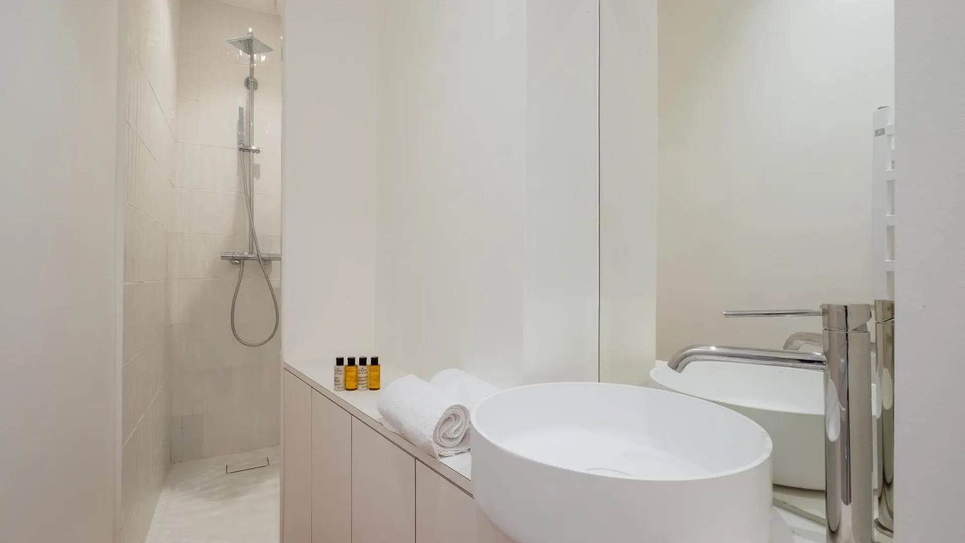 Апартаменты Veeve - White Beauty Париж 0*,